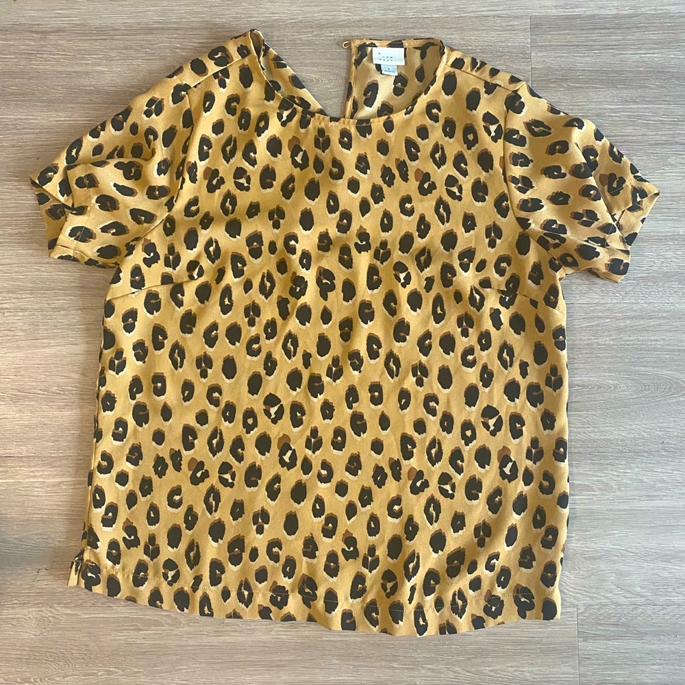 Leopard patterned top size Medium